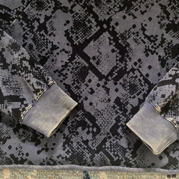 Cropped Crew Neck - Picture 2 of 4